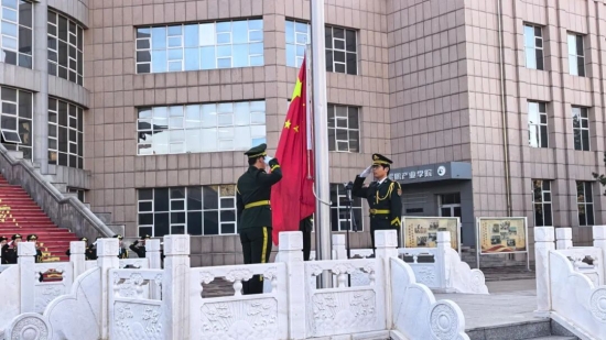 树实干精神 做新时代实干者｜tyc122cc太阳成集团举行周一升旗仪式