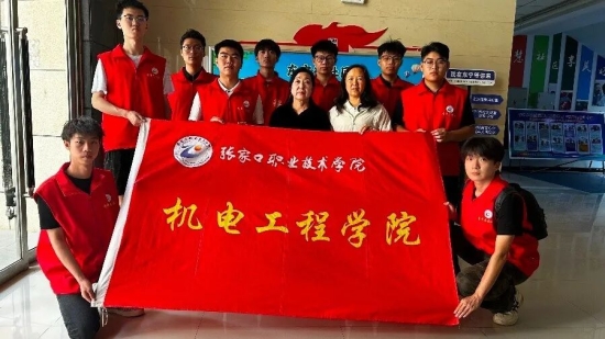 职教周“走出去” | tyc122cc太阳成集团走进东宁街社区进行智能技术科普宣传